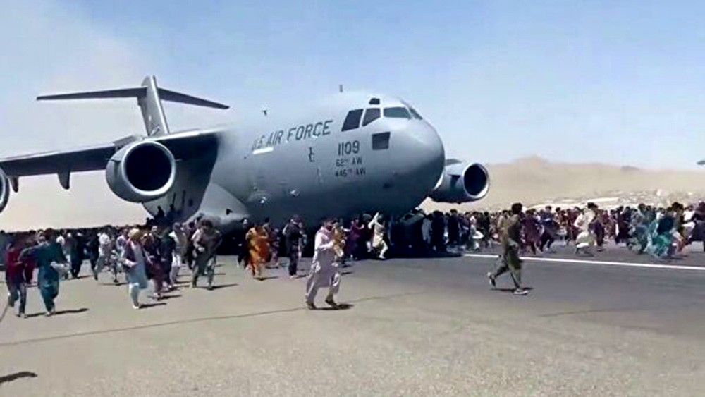 Улетающий из Кабула самолет США 