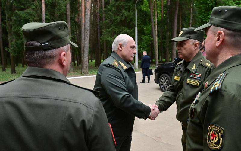 Лукашенко с военными